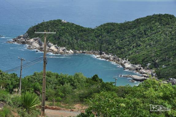 A pequena baía onde se encontra a praia da Tainha, em Bombinhas, litoral de Santa Catarina
